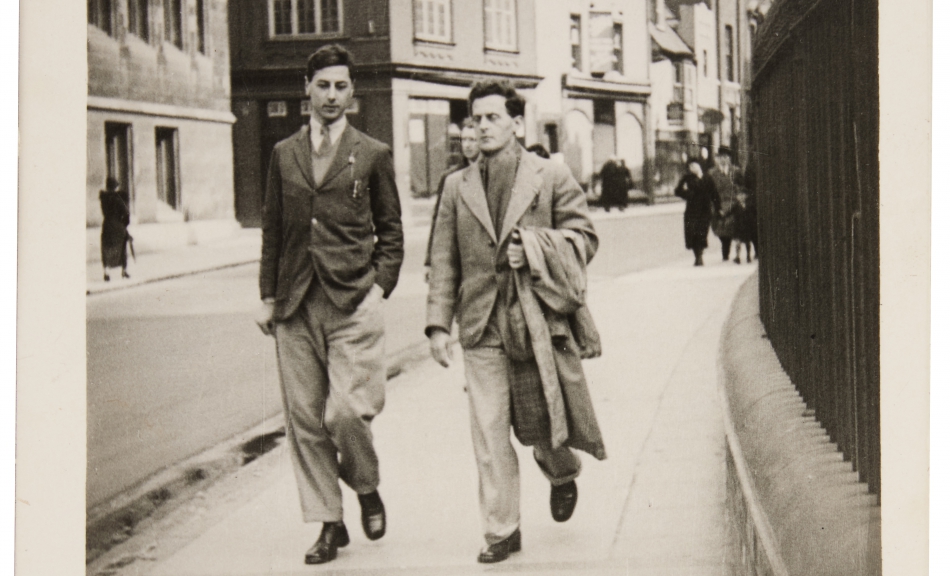 Topical Pictures, Francis Skinner and Ludwig Wittgenstein walking along a street in Cambridge, with handwritten note from Wittgenstein to Ludwig Hänsel on the reverse: “This pretty photo shows me + a friend on a street in Cambridge.”, 1935 © Wittgenstein Archive Cambridge, Photo: Leopold Museum, Vienna/Manfred Thumberger