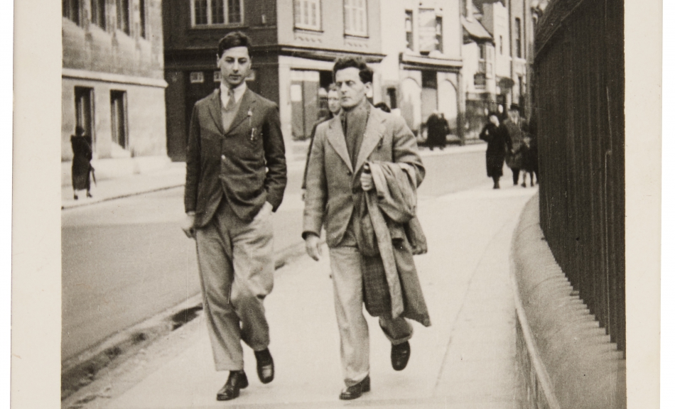 Topical Pictures, Francis Skinner und Ludwig Wittgenstein in einer Straße  in Cambridge, rückseitig von Wittgenstein für Ludwig ­Hänsel beschrieben: „Dieses schöne Bild zeigt mich + einen Freund in einer Straße von Cambridge.“, 1935 © Wittgenstein Archive Cambridge, Foto: Leopold Museum, Wien/Manfred Thumberger