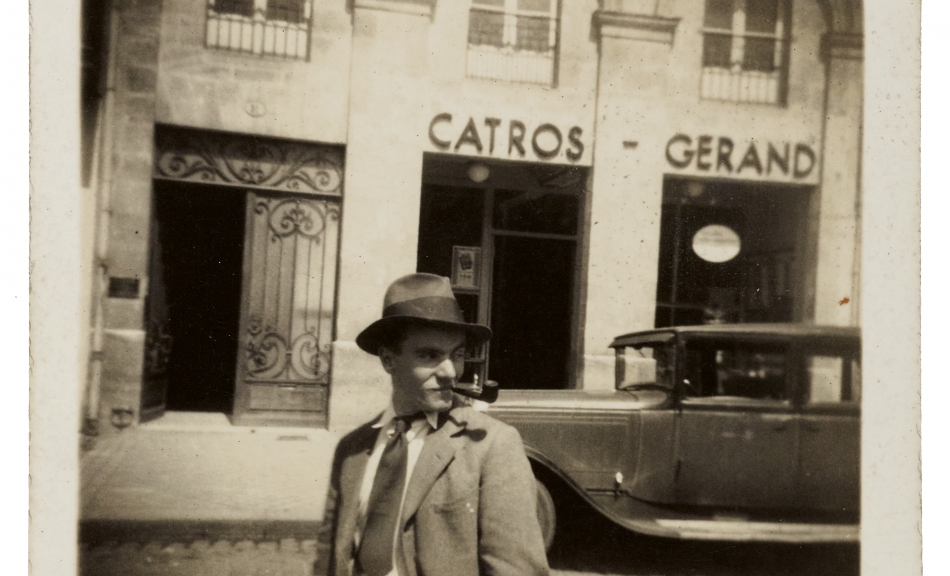 Ludwig Wittgenstein, Gilbert Pattisson with pipe in front of  „CATROS – GERAND“, France, 1936 © Trinity College, Cambridge, Witt.402.photo3, Photo: Master and Fellows of Trinity College Cambridge © Master and Fellows of Trinity College, Cambridge