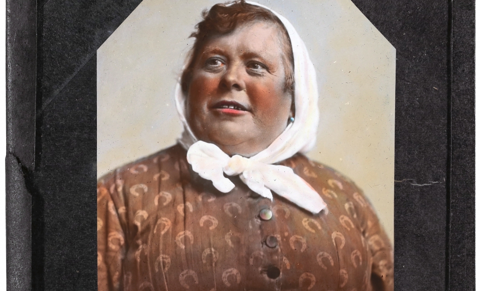 Otto Schmidt, “Frau Sopherl” [“Öbstlerin vom Naschmarkt”,  from Viennese Types],  c. 1900 (photo taken in 1885) © Österreichisches Volkshochschularchiv, Vienna, Photo: Österreichisches Volkshochschularchiv, Vienna