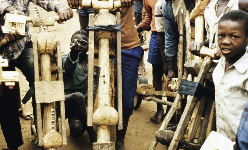 Jungen mit ihren Holzrollern, Ruanda © Leopold Museum