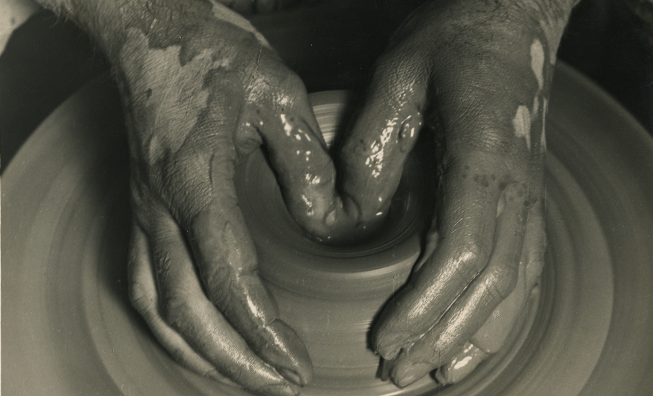 ALBERT RENGER-PATZSCH,Schaffende Hände (Töpferhände), 1925–27 © Courtesy Skrein Photo Collection Foto: Courtesy Skrein Photo Collection © Albert Renger-Patzsch Archiv/Ann und Jürgen Wilde, Zülpich/Bildrecht, Wien 2025