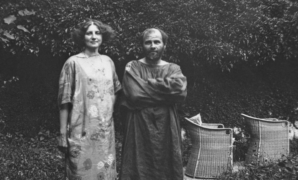 Gustav Klimt und Emilie Flöge in einem Reformkleid mit Blumenmuster im Garten der Oleander-Villa in Kammer am Attersee, 1908. © IMAGNO/Austrian Archives