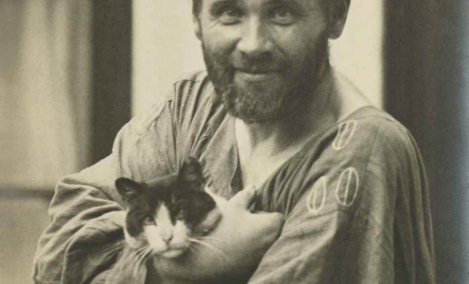 MORIZ NÄHR | Gustav Klimt im Malerkittel und mit Katze | 1911 © Klimt-Foundation, Wien